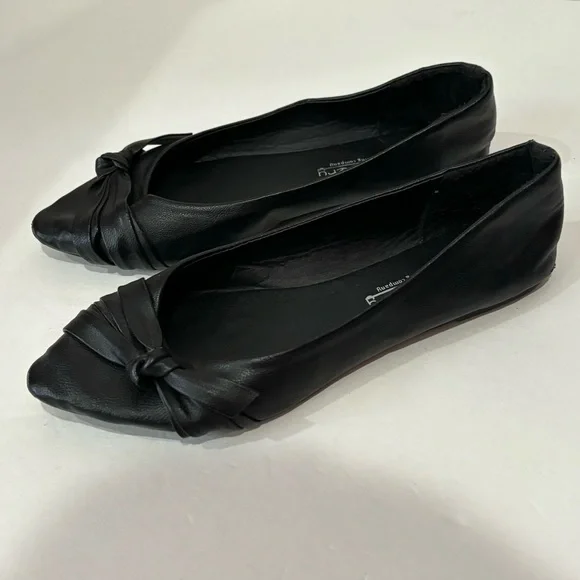 DISCOVERY Women’s Faux Leather Formal Flats w/ Bow - black, size 5 - Picture 3 of 6